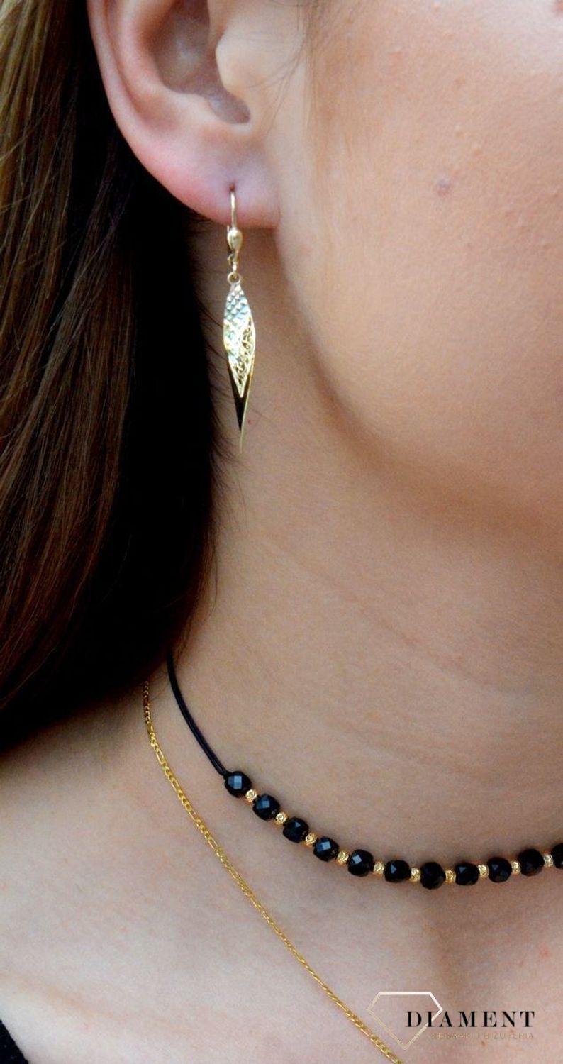 Złote kolczyki pr 333 wiszące łezki z ozdobnym wzorem KL 9548B 333. Złote kolczyki o ponadczasowym kształcie z zapięciem na angielski bigiel. Zachwycająca lekkością oraz subtelnym wdziękiem, olśniewająca biżuteria posiada uroc.jpg